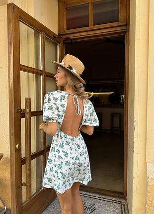 Ефектна сукня міні з відкритою спинкою в квітковий принт