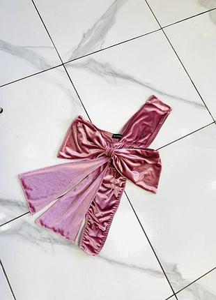 Розовый бархатный боди с крупным бантом prettylittlething м