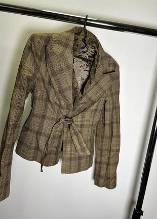 Пиджак с менеживом и атласной подкладкой