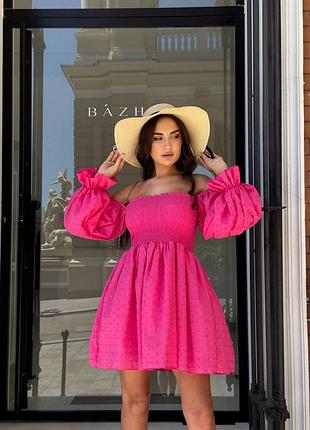 Красива сукня з прошви з довгими рукавами та відкритими плечима