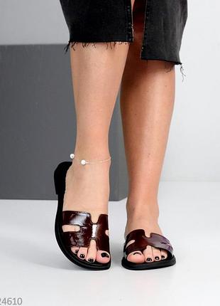 Современные шлепанцы женские глянцевая натуральная кожа бордовый цвет, минимализм нарядные шлепанцы под