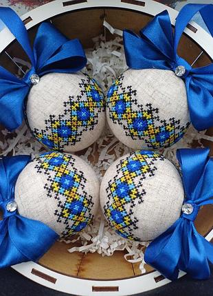 Ручна вишивка,  ялинкові іграшки.