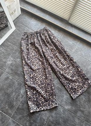 Утепленные леопардовые прямые брюки