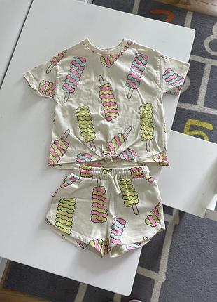 Яскравий радісний костюм