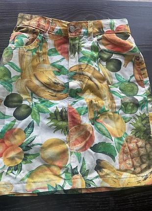 Джинсова спідниця в яскравий принт