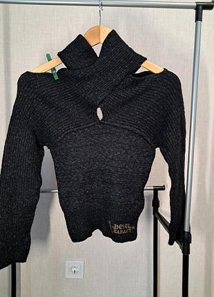 Теплый свитер с открытыми плечами