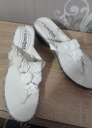 Шлепанцы на танкетке