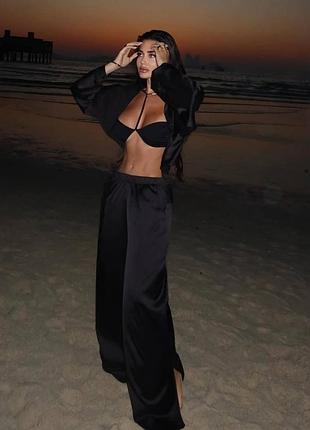 Жіночий чорний шовковий костюм з вкороченою сорочкою