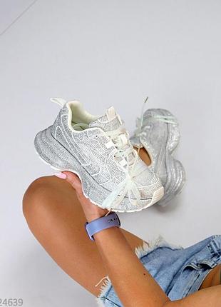Трендовые кроссовки девчачьи в белом цвете украшены стразами, камушками блестящие, высокие кроссы в