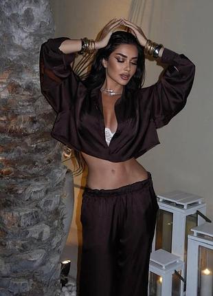 Жіночий шоколадний шовковий костюм з вкороченою сорочкою