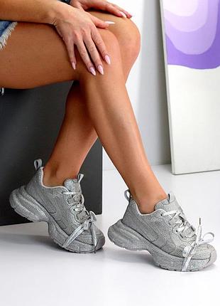 Новые трендовые кроссовки на девушку, весенние замшевые декор стразы, камушки блестящие, кроссы в сером ко