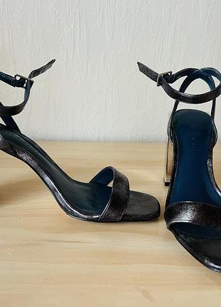 Босоніжки charles&keith