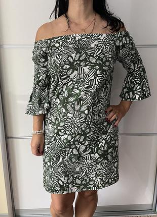 Платье на плече в принт