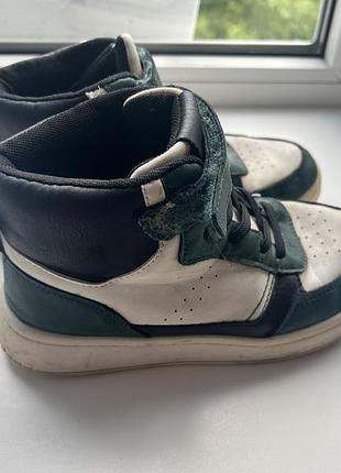 Високі кросівки