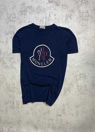 Синя футболка moncler з великим логотипом на грудях