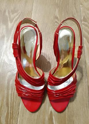 Босоножки кожа лак 37р