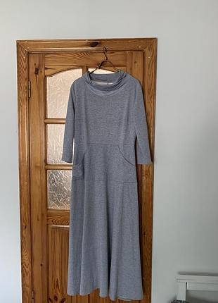 Довга сіра сукня