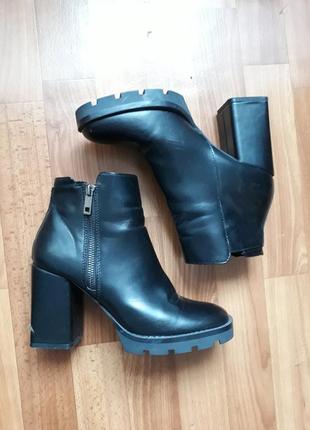 Демисезонные кожаные  ботинки stradivarius