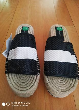 Новые шлепанцы на танкетке stradivarius