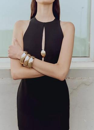 Мини-платье с золотистой аппликацией