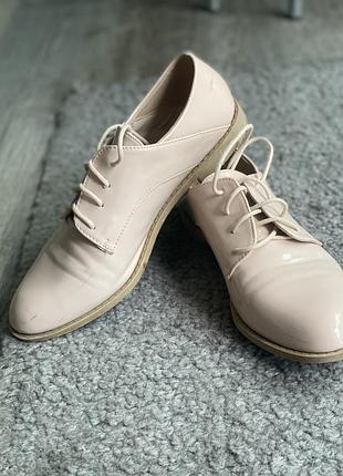 Лакові туфлі