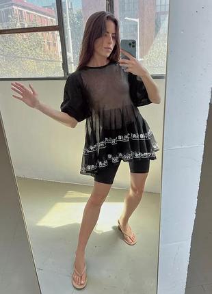 Длинная блузка из тонкого трикотажа с вышивкой