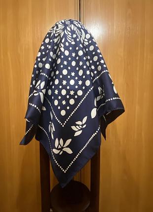 Хустка з натурального шовку в синьо білих кольорах