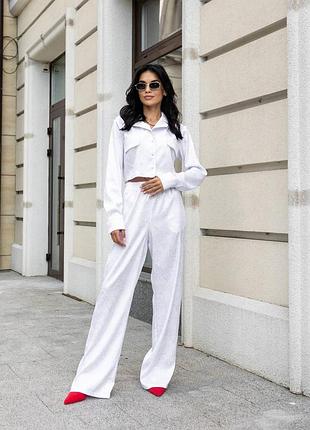Костюм жіночий укорочений кроп топ на ґудзиках та вільні штани білий з жакарду