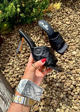 Шлепанцы на каблуке