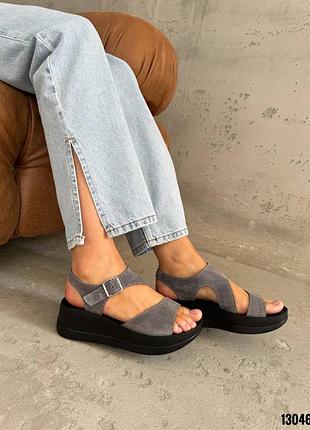 Сірі натуральні замшеві босоніжки на чорній танкетці з пряжкою на застібці замша