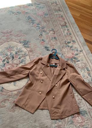 Піджак з золотими ґудзиками