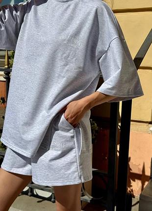 Удобный летний костюм с шортами и футболкой