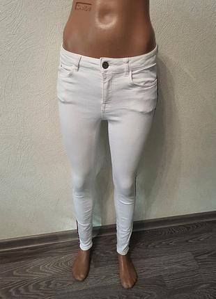 Белые джинсы скинни с лампасами