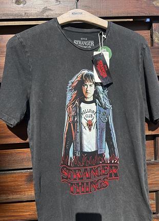Крута футболка stranger things від c&a та netflix s