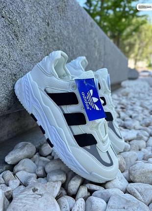 Кросівки жіночі