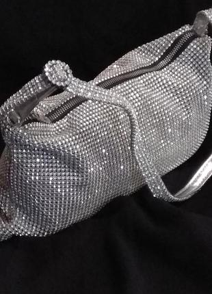 Яркая сумочка - багетик из блестящих камешков.