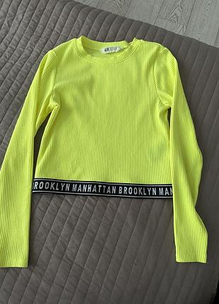 Очень яркий, укороченый топ.