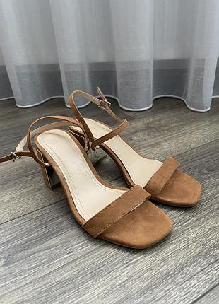 Коричневі босоніжки жіночі bershka