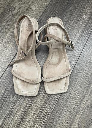 Босоніжки massimo dutti, бежевого кольору на вузьку ніжку