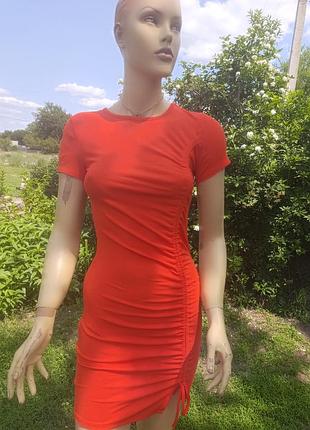 Классное платье в рубчик.