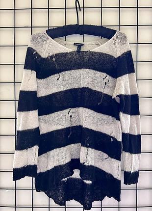 Рваний светр у смужку