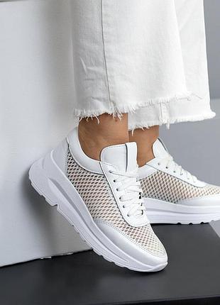 Спортивные кроссовки