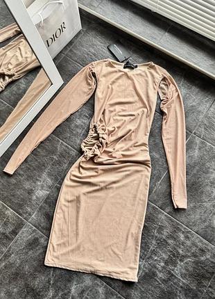 Красивое бежевое платье мини с вырезами