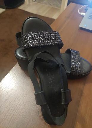 Чёрные кожанные босоножки