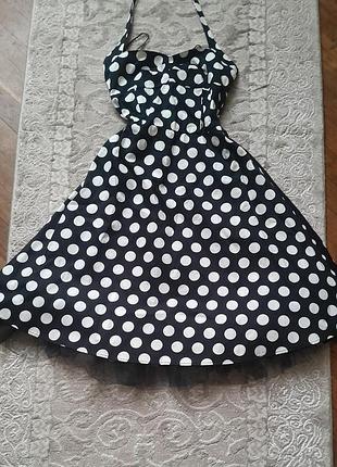 Нарядное платье черного цвета в горох
