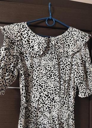 Летнее платье с коротким рукавом и воротником