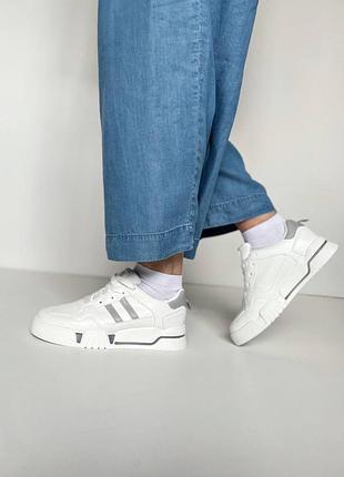 Стильные кроссовки в белом цвете из экокожи. размеры: 36 37 38 39 40 41