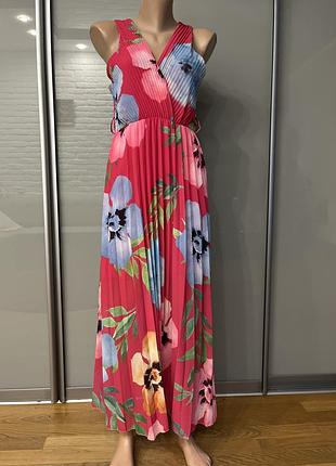 Красива сукня з драпіруванням італія