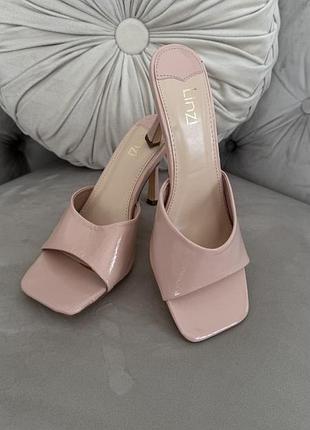 Нові, лаковані шльопанці linzi