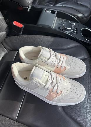 Женские кроссовки